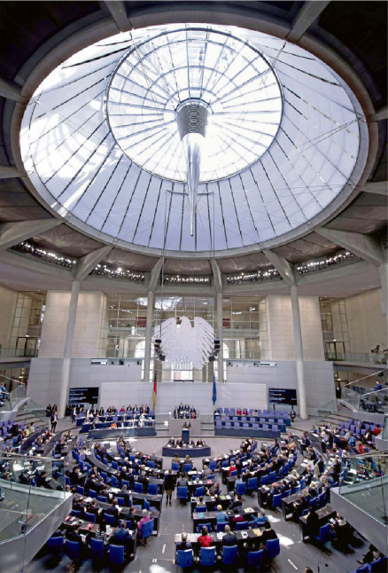 Bundestag Sitzungssaal mit Blick in die Kuppel